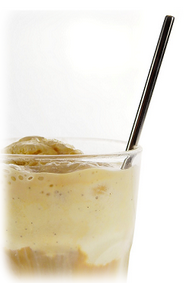 Getränk Float, Vanille-Eis im Glas und mit einer Cola übergossen. Dazu ein Schwarzer Strohalm im Glass.