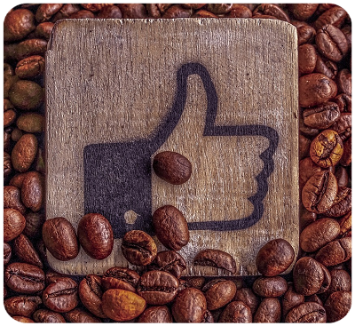 Kaffeebohnen mit Like daumen hoch zeichen