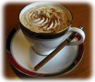 Caffè Marocchino in weisser Tasse mit Rand in Gold/braun.