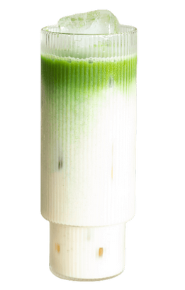 Matcha Latte gekühlt auf Eis in hohem gerippten Glas.