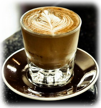 Mini Cappuccino mit Frischmilch zubereitet.