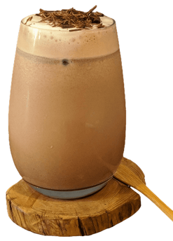 Nutella Cappuccino im Glas aut einem Holz untersetzer und Holzlöfel daneben.