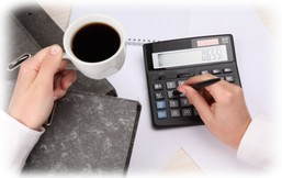 Taschenrechner und eine Tasse Kaffee schwarz