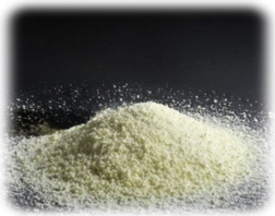 Trockenmilchpulver auf dunklem Hintergrund.