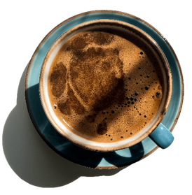 Türkischer Mokka in blauer Tasse mit Ansicht von oben.