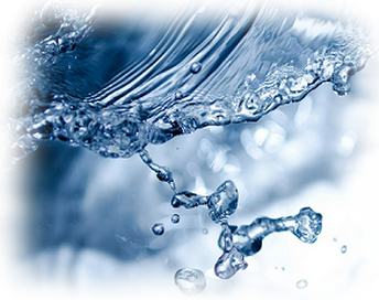 Fliessendes blaues Quellwasser mit einzelnen Tropfen als Großaufnahme.